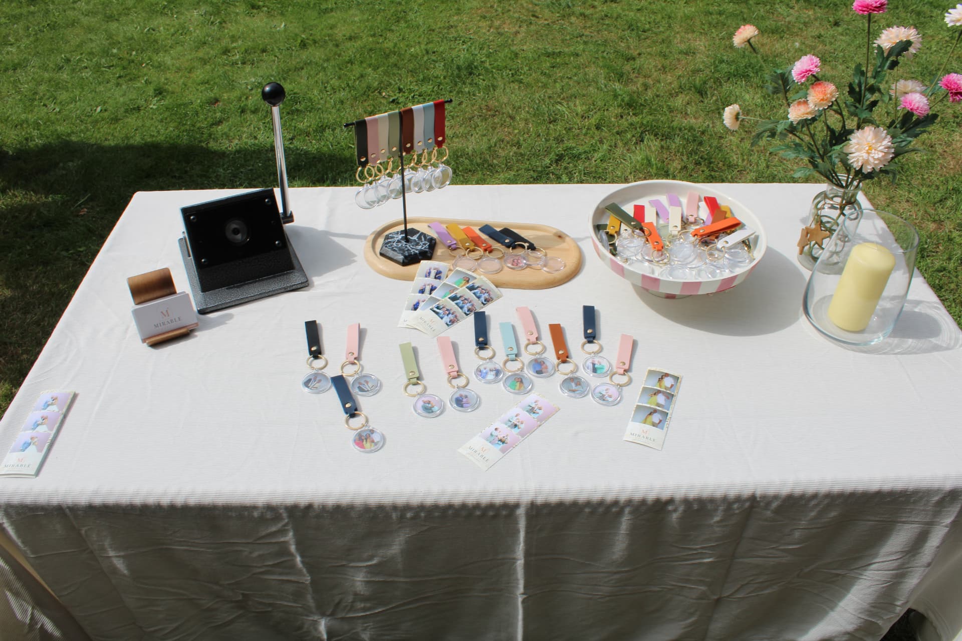 Tafel met foto-sleutelhangers en fotostrips van Mirable Events