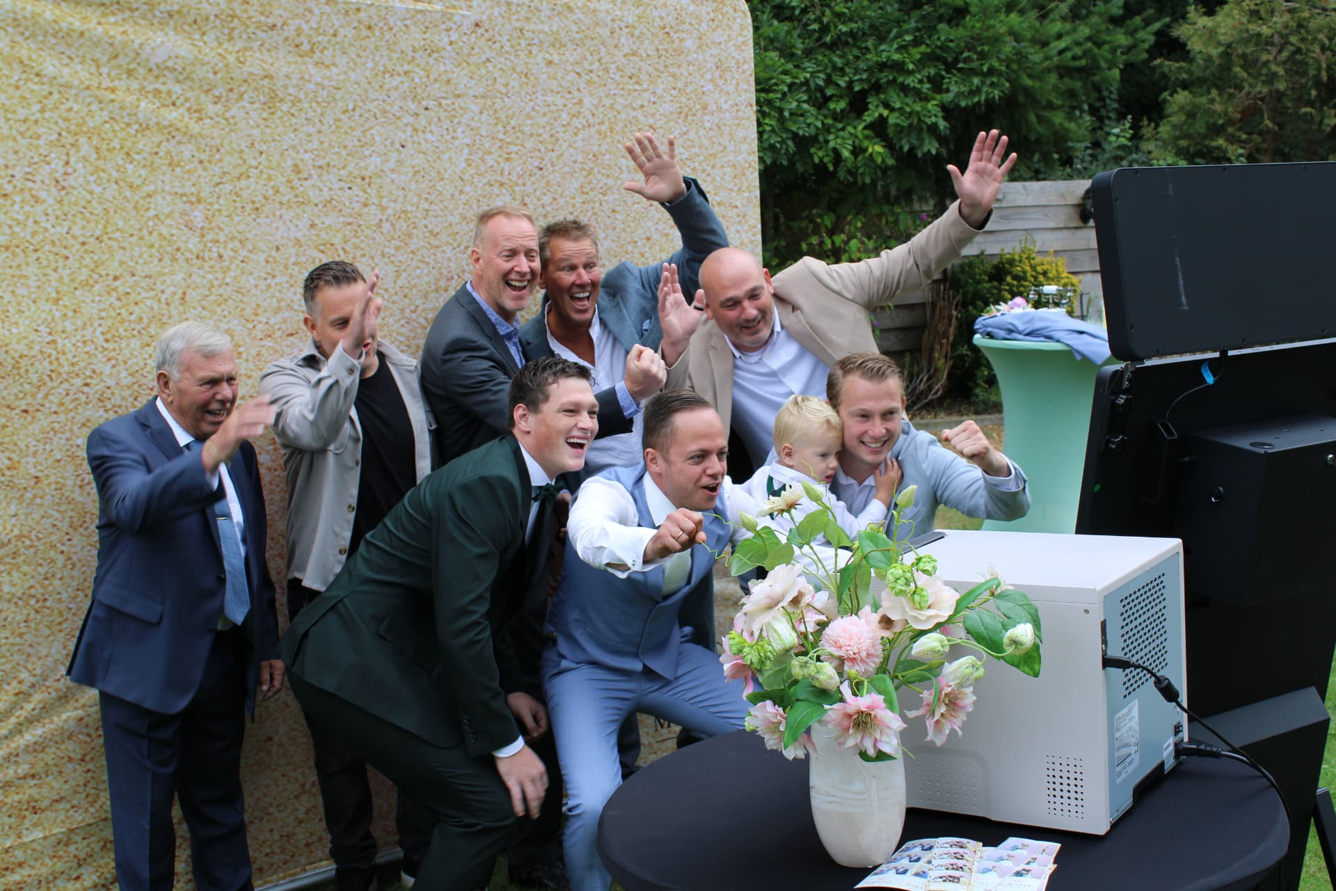 Lachende bruiloftsgasten bij de photobooth van Mirable Events